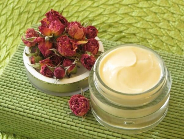 Crème d'herbe avec de l'eau rose