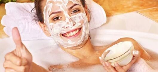 Masques faciaux avec crème ou crème sure